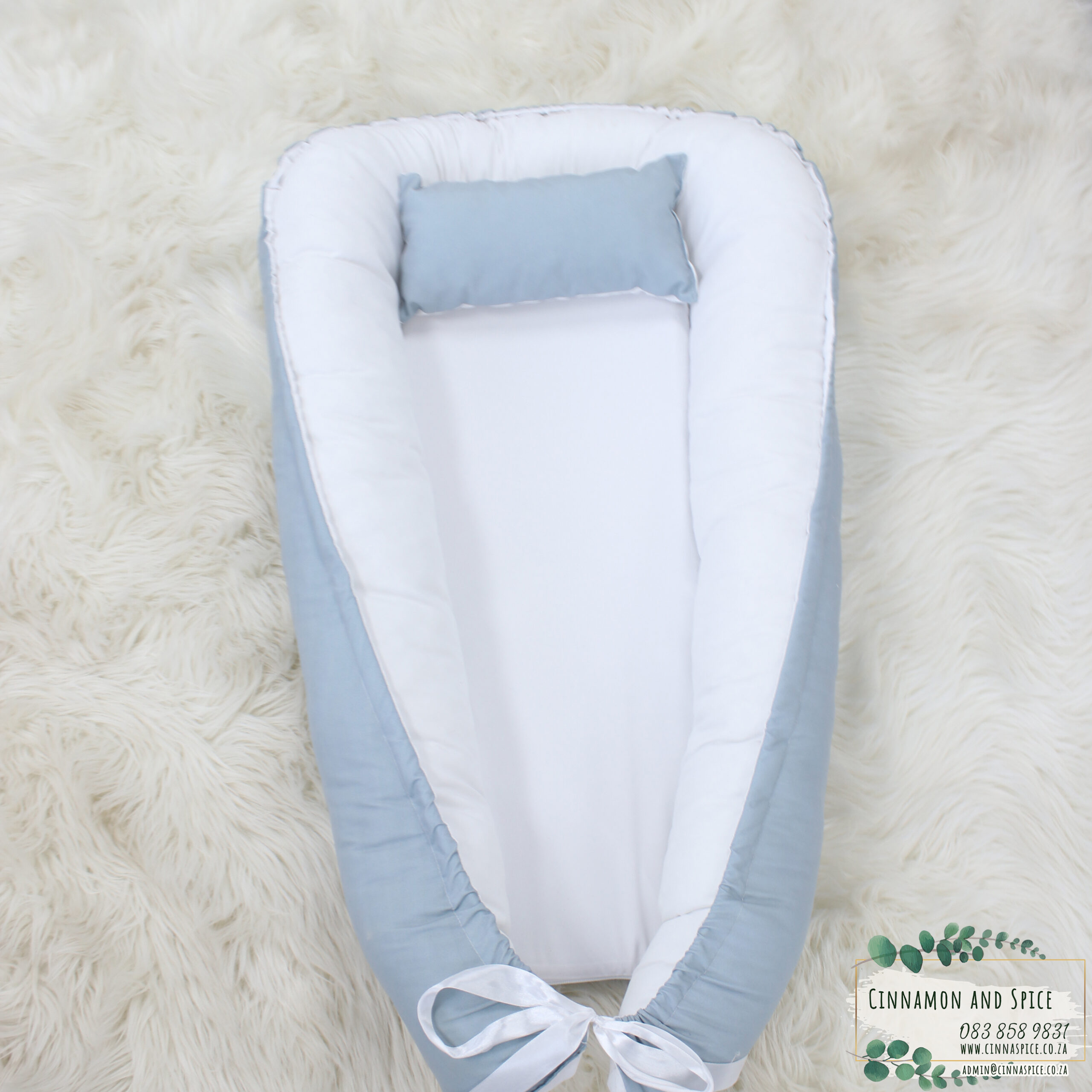 Cinnamon & Spice - Baby Nest - White Inside - Blue